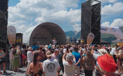 Hansi Hinterseer beim Sommer Opening auf der Medrig Alm in See im Paznaun vor Publikum und Tiroler Bergkulisse.
