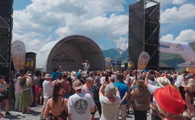 Hansi Hinterseer beim Sommer Opening auf der Medrig Alm in See im Paznaun vor Publikum und Tiroler Bergkulisse.