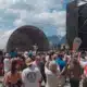Hansi Hinterseer beim Sommer Opening auf der Medrig Alm in See im Paznaun vor Publikum und Tiroler Bergkulisse.