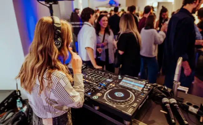 DJ und Gäste bei der IKEA Köttbussage in der Galerie Roberta Keil