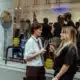 Gäste vor der Galerie Roberta Keil bei der IKEA Köttbussage in Wien