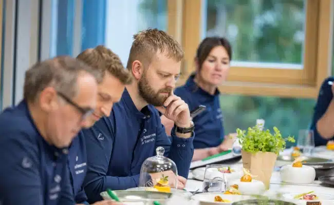 Jurymitglieder des Nachwuchswettbewerbs Taste of Tomorrow bei der Bewertung der eingereichten Gerichte