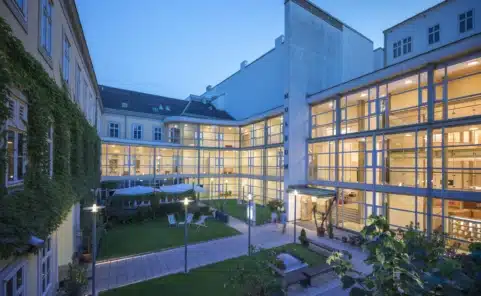 Beleuchteter Innenhof des Möbelmuseums Wien am Abend