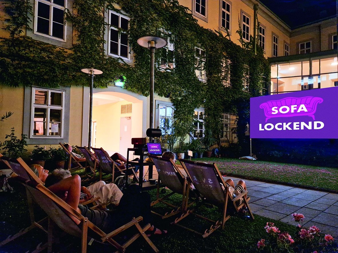 Besucher beim Open-Air-Kino im Innenhof des Möbelmuseums Wien