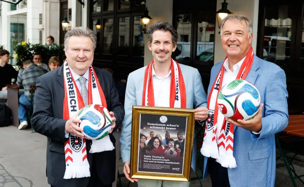 Bürgermeister Michael Ludwig, Gastronomie-Obmann Thomas Peschta und WKW-Präsident Walter Ruck präsentieren die Public-Viewing-Initiative zur Fußball-WM 2026.