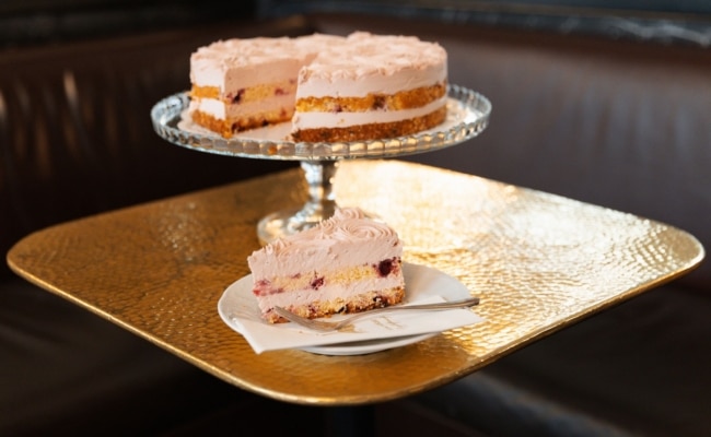 Himbeer-Rose-Torte zum 165-jährigen Jubiläum des Café Schwarzenberg in Wien