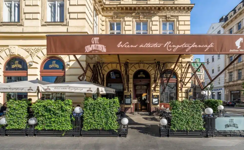 Café Schwarzenberg, ältestes Ringstraßencafé Wiens, mit Schanigarten an der Ringstraße