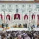Zuschauer verfolgen eine Open-Air-Opernaufführung des Wiener Opernsommers vor einer Bühnenkulisse in Wien.