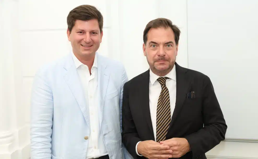 Rainer Nowak und Maximilian Dasch nach der Wahl des neuen VÖZ-Präsidenten bei der Generalversammlung des Verbands Österreichischer Zeitungen in Wien.