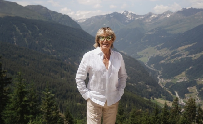 Hansi Hinterseer vor dem Bergpanorama oberhalb von See im Paznaun.