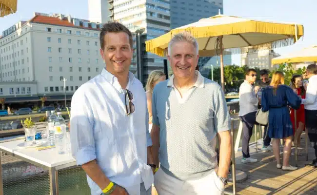 Polzer und Kögler feiern 20 Jahre WEST4MEDIA Oliver Polzer und Michael Kögler beim Jubiläumsfest von WEST4MEDIA im Motto am Fluss