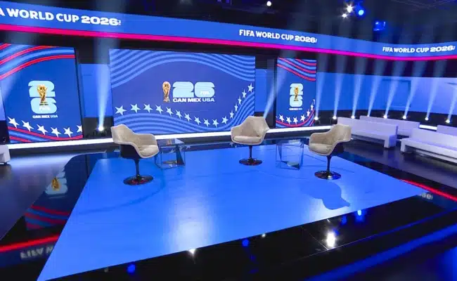Das ServusTV-Studio zur FIFA Fußball-Weltmeisterschaft 2026 mit LED-Wänden und Analysebereich.
