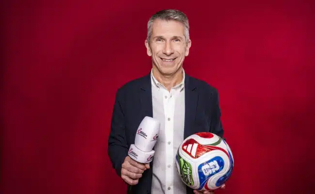 Sportmoderator Christian Nehiba beim Fotoshooting von ServusTV zur Fußball-Weltmeisterschaft 2026.