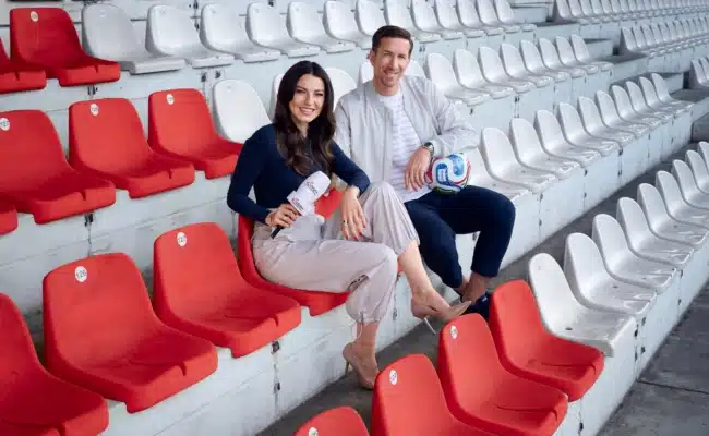 Marc Janko und Alina Marzi beim Fotoshooting von ServusTV zur FIFA Fußball-Weltmeisterschaft 2026.