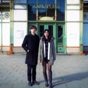 Die Popfest-Kuratoren Sofie Royer und Wolfgang Lehmann vor dem Otto-Wagner-Pavillon am Karlsplatz in Wien.