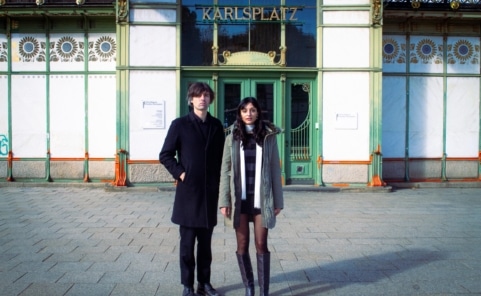Die Popfest-Kuratoren Sofie Royer und Wolfgang Lehmann vor dem Otto-Wagner-Pavillon am Karlsplatz in Wien.