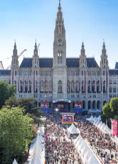 Pride Village am Rathausplatz während der Vienna Pride vor dem Wiener Rathaus