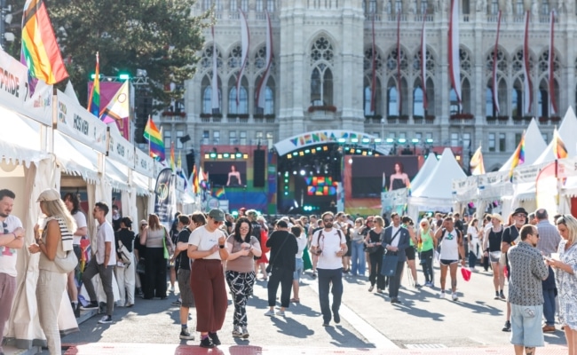 Besucherinnen und Besucher im Pride Village der Vienna Pride am Rathausplatz