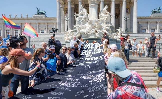 Teilnehmer der Regenbogenparade 2025 auf der Wiener Ringstraße