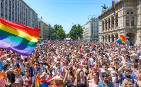 Menschenmenge mit Regenbogenflaggen bei der Vienna Pride in Wien