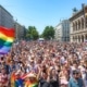 Menschenmenge mit Regenbogenflaggen bei der Vienna Pride in Wien