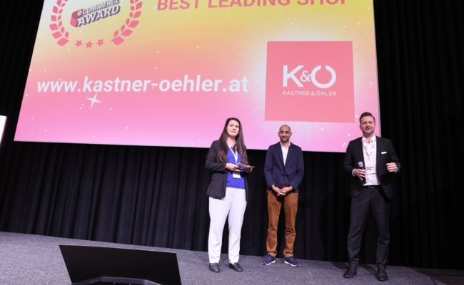 Vertreter des Handelsverbands bei der Präsentation der eCommerce Awards 2026 auf einer Bühne in Wien