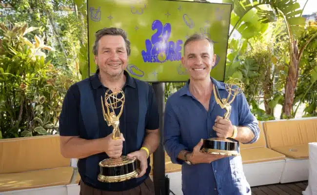Die Geschäftsführer Werner Eksler und Alexander Strohmer präsentieren die beiden Emmy Awards beim 20-Jahr-Jubiläum von WEST4MEDIA im Motto am Fluss.