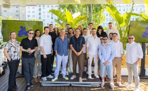 Das Team von West4Media mit den Geschäftsführern Alexander Strohmer und Werner Eksler beim 20-Jahr-Jubiläum im Motto am Fluss in Wien.