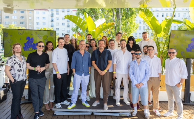 Das Team von West4Media mit den Geschäftsführern Alexander Strohmer und Werner Eksler beim 20-Jahr-Jubiläum im Motto am Fluss in Wien.