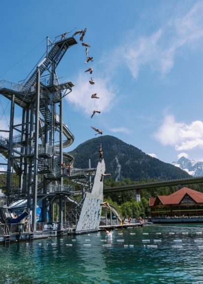Mehrfachbelichtung eines Klippenspringers beim Sprung von der Hochplattform in der AREA 47 im Ötztal