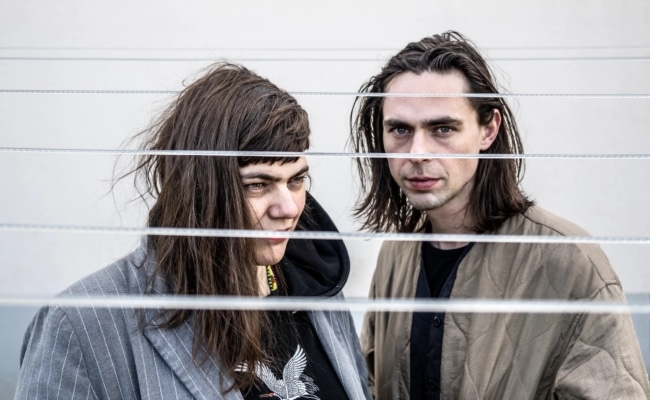 Das Duo drank mit Ingrid Schmoliner und Alex Kranabetter auf einem Pressefoto zum Auftritt beim Popfest Wien.