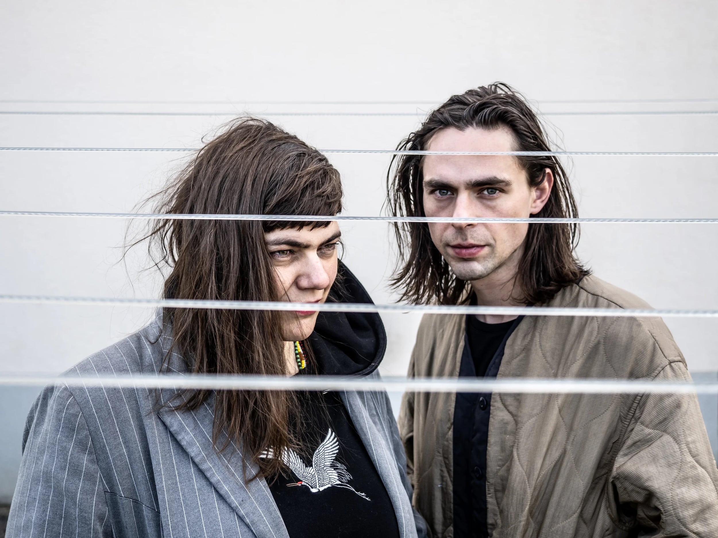Das Duo drank mit Ingrid Schmoliner und Alex Kranabetter auf einem Pressefoto zum Auftritt beim Popfest Wien.