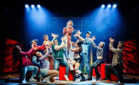 Darstellerinnen und Darsteller von „Fack Ju Göhte – Das Musical“ in einer Choreografie auf der Bühne.