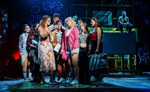 Szene aus „Fack Ju Göhte – Das Musical“ mit Lehrerin und Schülerinnen und Schülern auf der Bühne