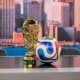 WM-Pokal und Fußball im neuen ORF-Studio zur FIFA Fußball-Weltmeisterschaft 2026.
