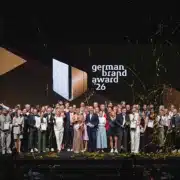 Gruppenbild der Gewinnerinnen und Gewinner des German Brand Award 2026 auf der Bühne in Berlin.