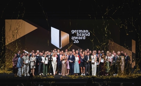 Gruppenbild der Gewinnerinnen und Gewinner des German Brand Award 2026 auf der Bühne in Berlin.