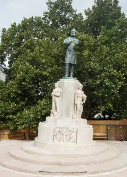 Das von Klemens Wihlidal um 3,5 Grad geneigte Lueger-Denkmal nach der künstlerischen Kontextualisierung in Wien