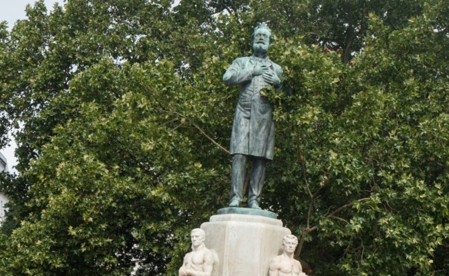 Das um 3,5 Grad geneigte Lueger-Denkmal nach der künstlerischen Intervention „Schieflage“ in Wien