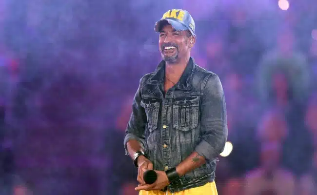 Mark Medlock tritt beim Schlagerbooom Open Air 2026 auf der Bühne im Stadion Kitzbühel auf.