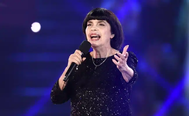 Mireille Mathieu singt beim Schlagerbooom Open Air 2026 auf der Bühne im Stadion Kitzbühel.