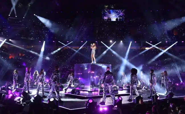 Andrea Berg tritt beim Schlagerbooom Open Air 2026 mit Tänzerinnen und Tänzern auf einer großen Bühne im Stadion Kitzbühel auf.