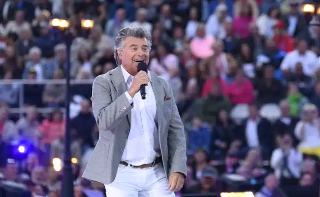 Andy Borg tritt beim Schlagerbooom Open Air 2026 auf der Bühne im Stadion Kitzbühel auf.