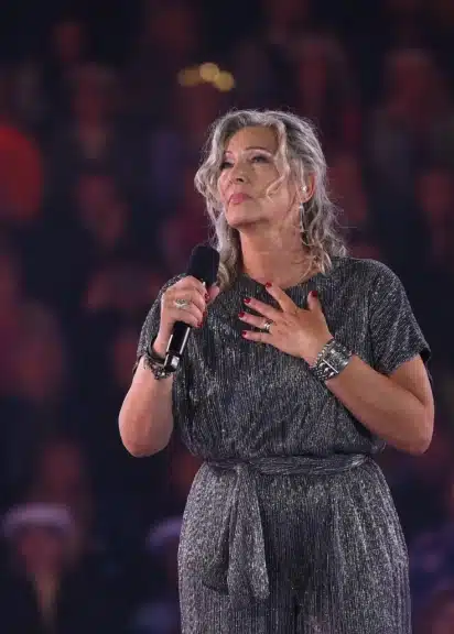 Claudia Jung singt beim Schlagerbooom Open Air 2026 auf der Bühne im Stadion Kitzbühel.