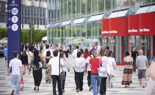 Studienbewerber auf dem Weg zum MedAT in der Messe Wien.