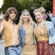 Drei Mitglieder des Ensembles von „Hair“ posieren vor der Premiere des Musicals beim Musikfestival Steyr im Schloss Lamberg.