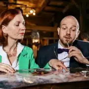 Zwei Schauspieler bei einer inszenierten Ermittlung während des Kriminal Dinners.