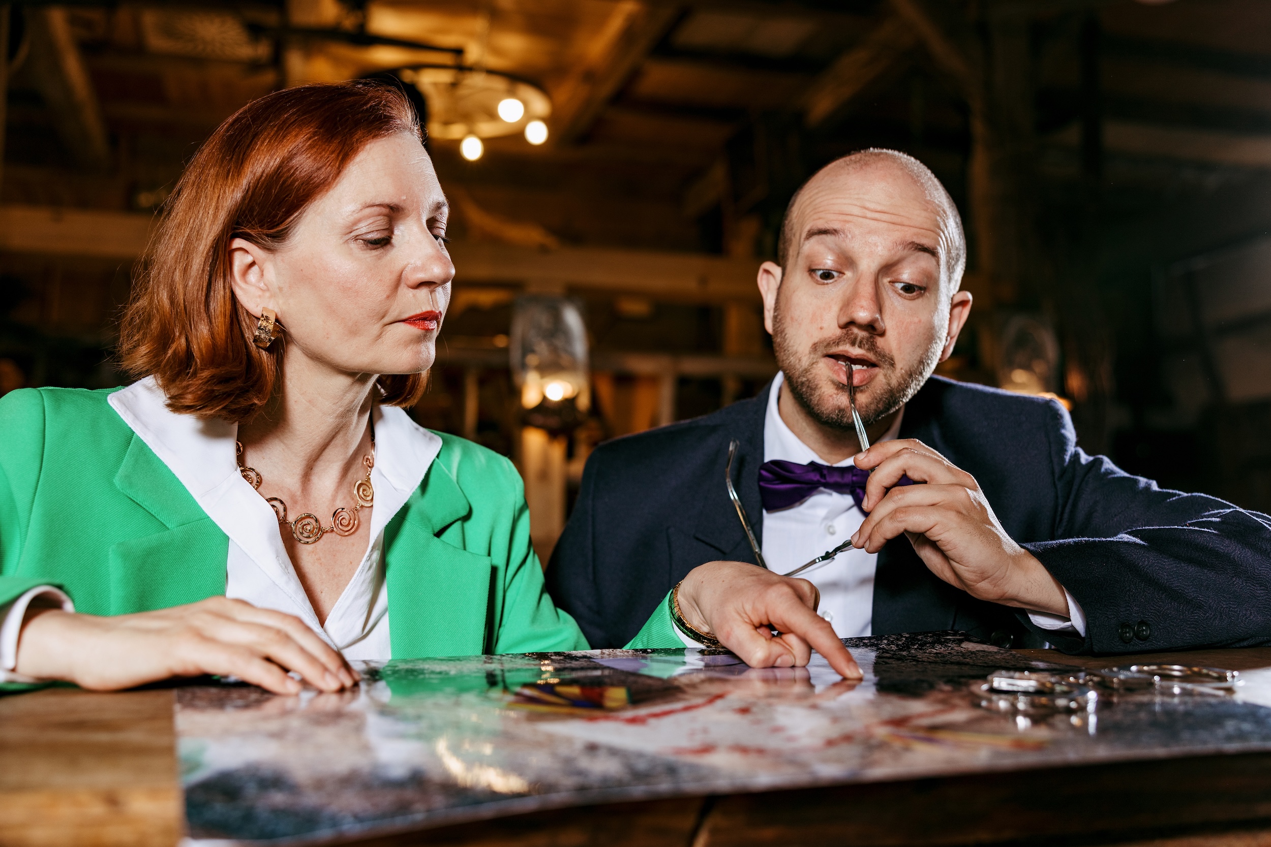 Zwei Schauspieler bei einer inszenierten Ermittlung während des Kriminal Dinners.