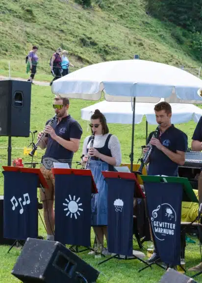 Band "Gewitterwarnung" spielen beim Weisenbläsertreffen auf.