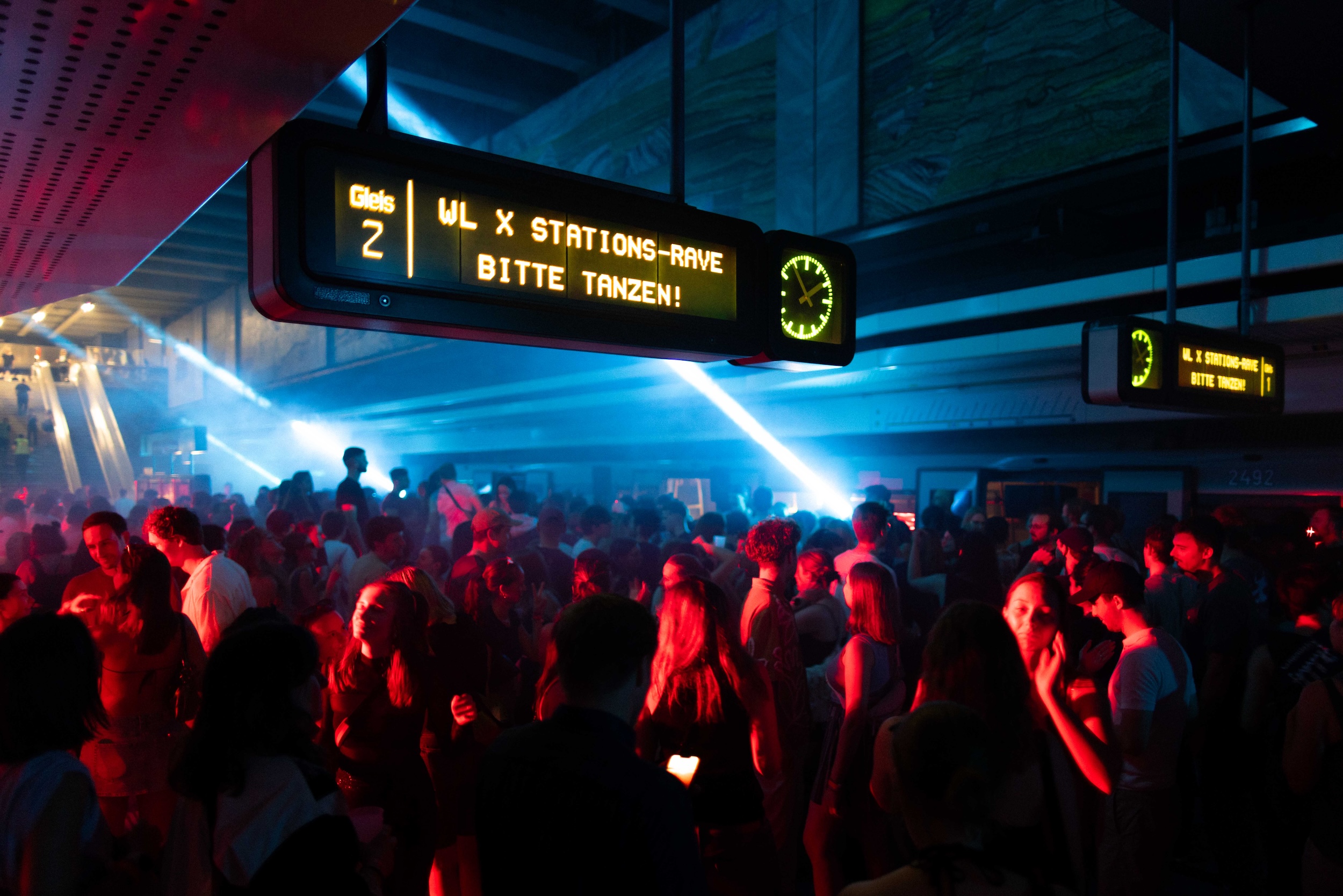 Wiener Linien laden zur Techno Party in die U-Bahn-Station Volkstheater.